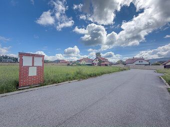 Tento výjimečný stavební pozemek o velkorysé výměře 1 104 m²