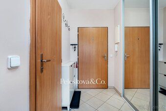 Ev.č. 00245 Nabízíme k pronájmu moderní a světlý byt o dispo