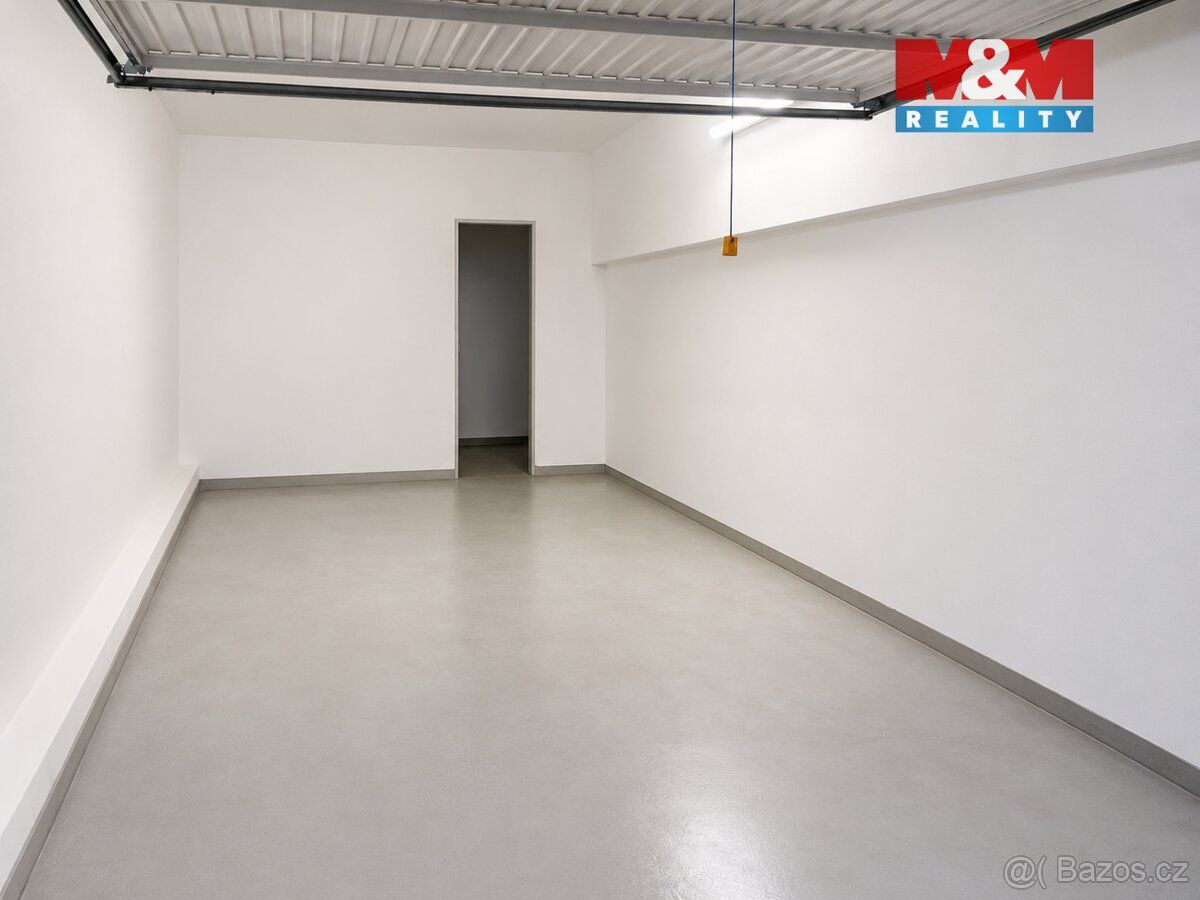 Nabízíme k prodeji prostornou a velmi čistou garáž se sklepe