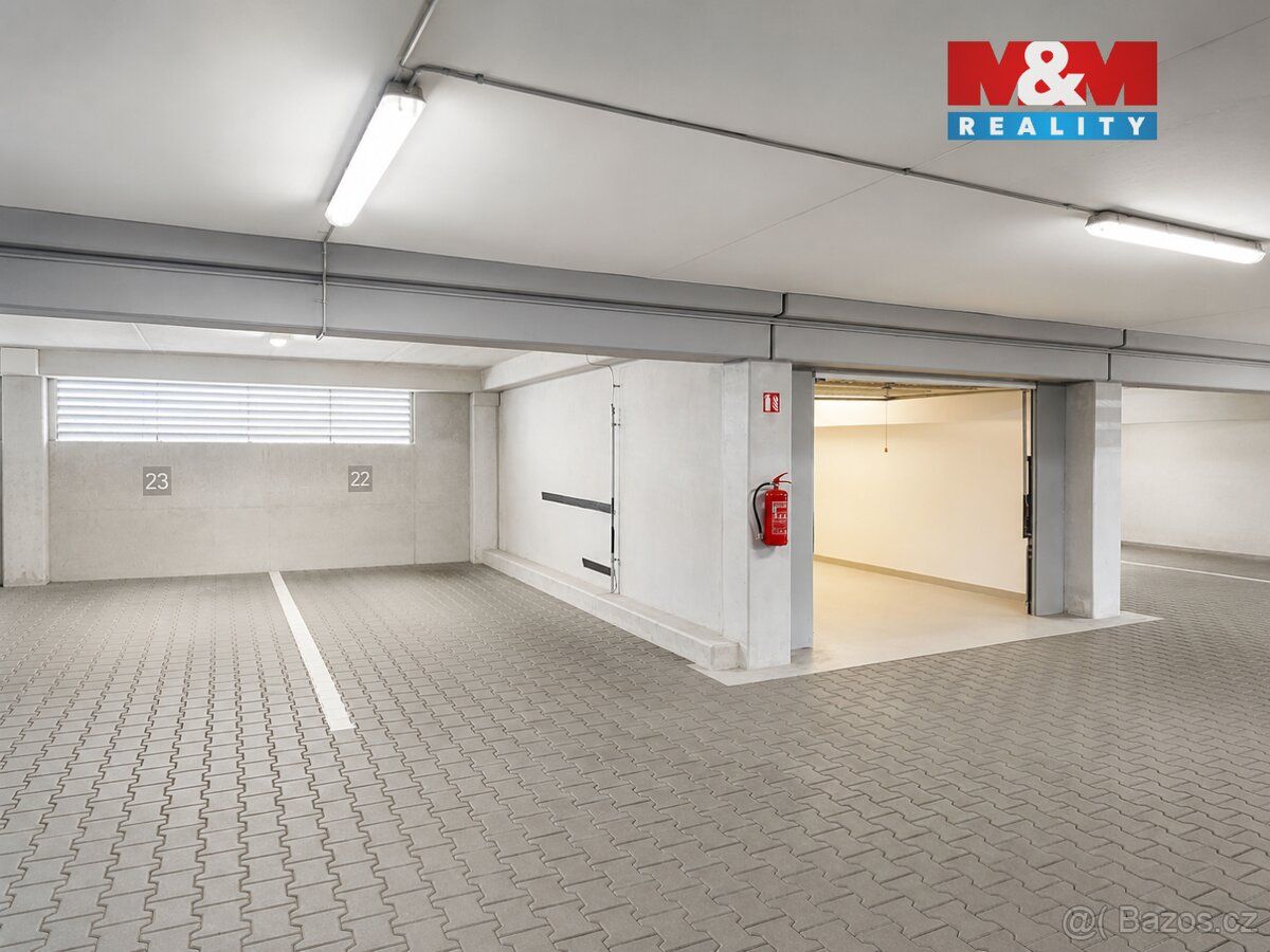 Nabízíme k prodeji prostornou a velmi čistou garáž se sklepe