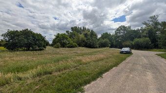 Nabízím atraktivní pozemek kousek od Prahy Pozemek se nacház