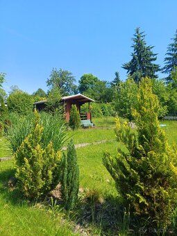 Zahrada má rozlohu cca 680 m² a je rovinatá. Na pozemku je z