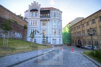 Ev.č. N09382 Nabízíme k pronájmu prostorný a nadstandardně z