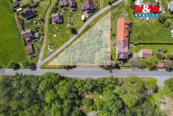 Nabízíme k prodeji rozlehlý pozemek o rozloze 1734 m² na kli