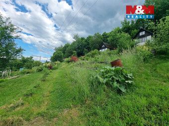 Nabízíme k prodeji samostatnou dřevěnou chatu (č. ev.) v zah