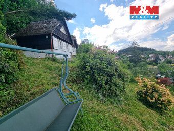 Nabízíme k prodeji samostatnou dřevěnou chatu (č. ev.) v zah