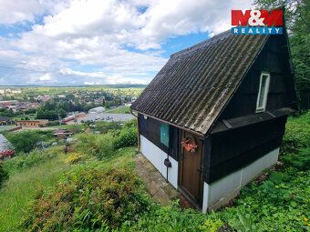 Nabízíme k prodeji samostatnou dřevěnou chatu (č. ev.) v zah
