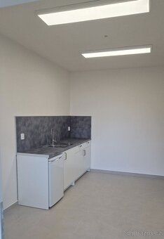 Nabízíme k pronájmu menší kancelář o velikosti 11,50 m2, umí