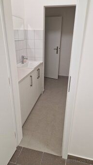 Nabízíme k pronájmu menší kancelář o velikosti 11,50 m2, umí