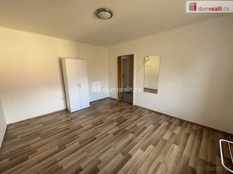 +popl. 2000, poplatky nastaveny pro jednu osobu, elektřinu a
