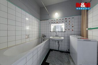Nabízíme k prodeji prostorný byt 3+1 v Mariánských Lázních. 