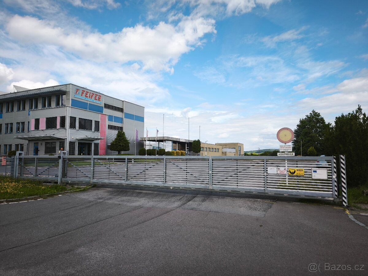 Nabízíme dlouhodobé parkování kamionů a návěsových souprav v