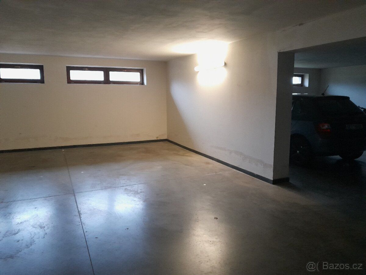 Prodám podzemní garážové stání 26 m2 v bytovém domě v Přelou