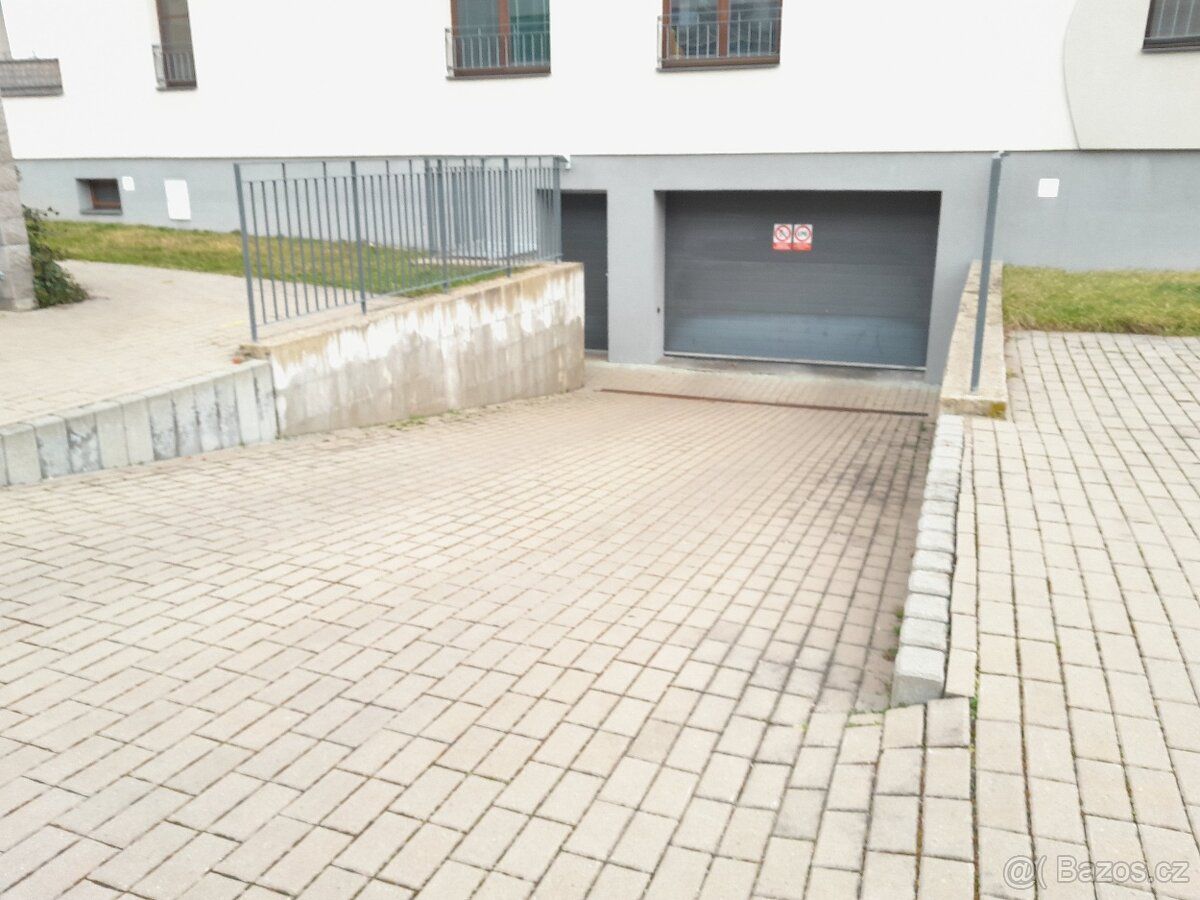 Prodám podzemní garážové stání 26 m2 v bytovém domě v Přelou