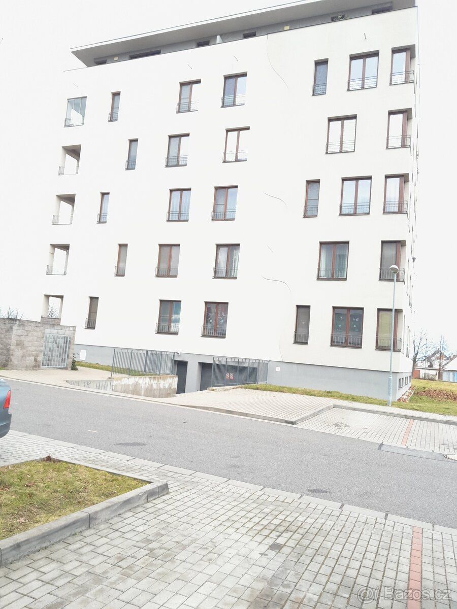 Prodám podzemní garážové stání 26 m2 v bytovém domě v Přelou
