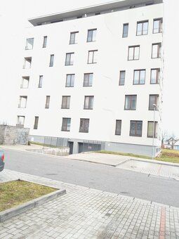 Prodám podzemní garážové stání 26 m2 v bytovém domě v Přelou