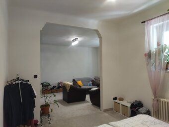 Nabízíme k pronájmu byt 2+1 v cihlovém domě s balkonem a pře