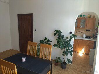 Nabízíme k pronájmu byt 2+1 v cihlovém domě s balkonem a pře