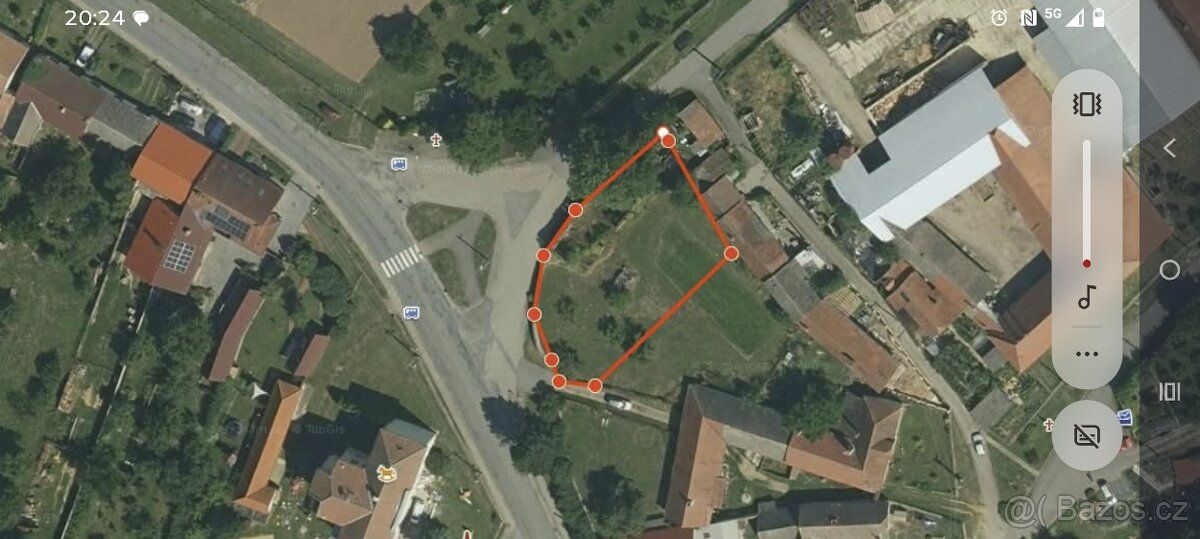 Nabízím k prodeji pozemek 1000 m2. Sítě do 50 m od pozemku. 
