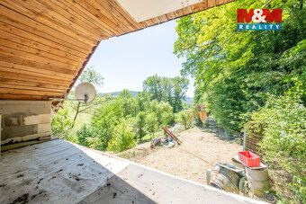 Nabízíme k prodeji pozemek s chatou v klidné lokalitě v těsn