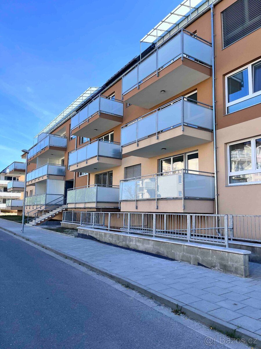 Nabízím k pronájmu garážové stání č. 9 (viz foto) o ploše 12