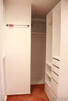 Nabízím k dlouhodobému pronájmu byt 2+1 s velkou šatnou, kte
