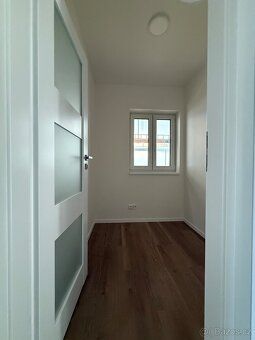 Moduvový dům o rozměru 10x4m, postaven jako 3+KK. Vytápění T