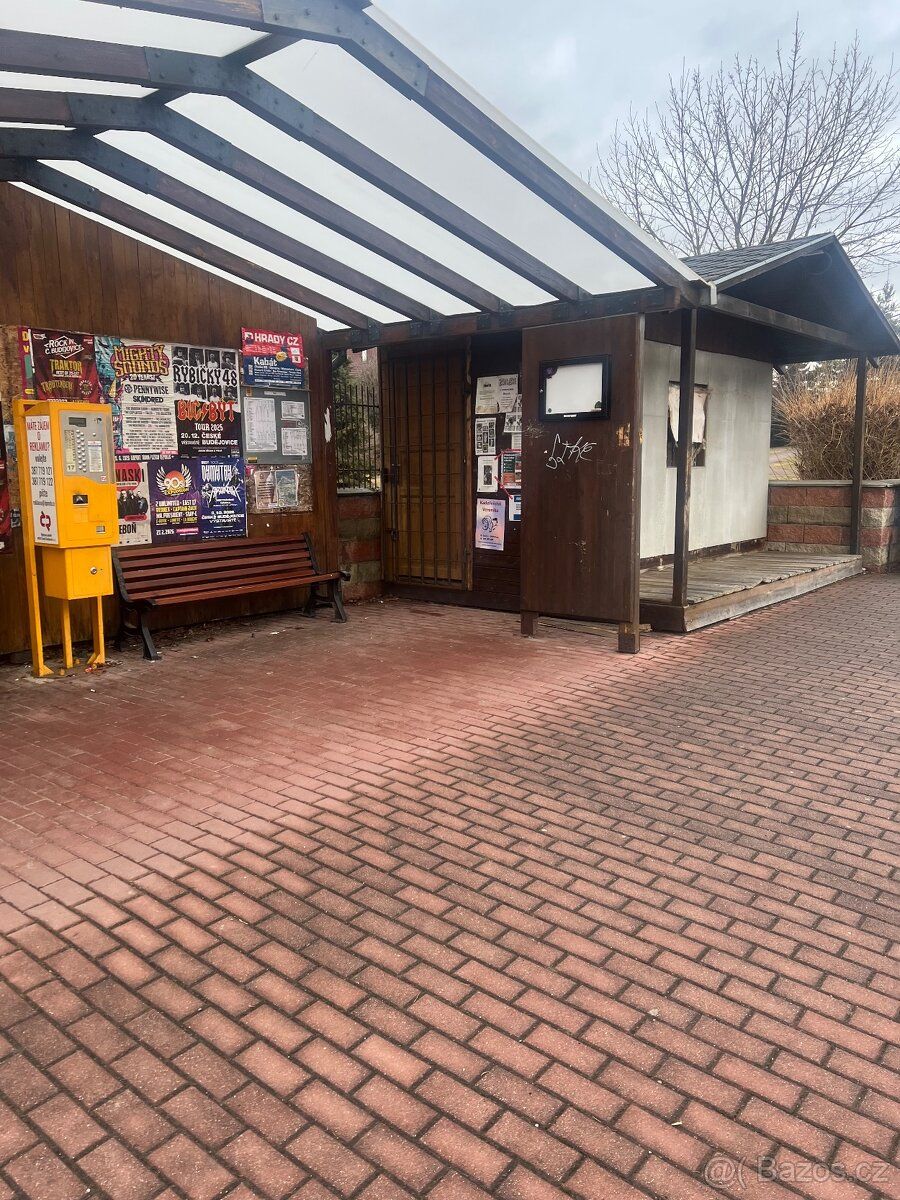 Jedná se o stanek k pronájmu na občerstvení a zmrzlinu přímo