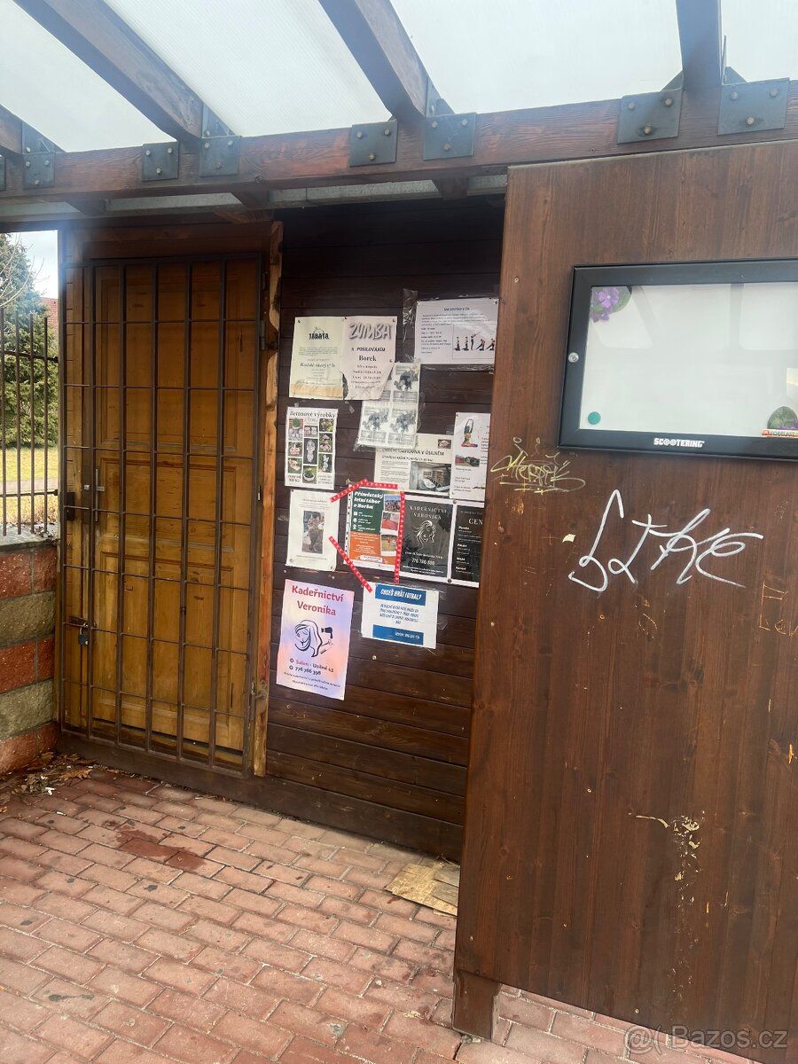 Jedná se o stanek k pronájmu na občerstvení a zmrzlinu přímo
