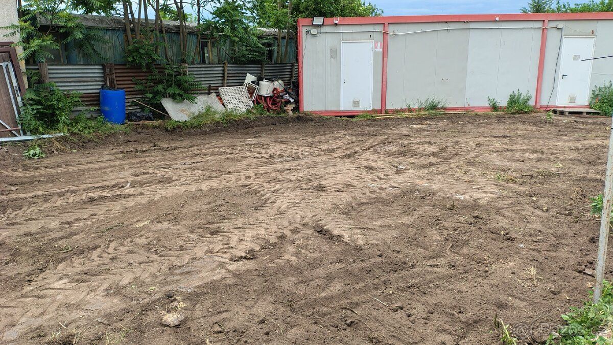 Na pozemek je vstup nebo vjezd autem přímo z hlavní silnice 