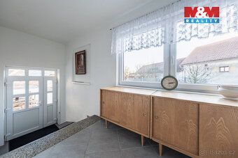 Nabízíme k prodeji prostorný rodinný dům v klidné části obce