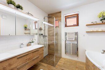PŘI RYCHLÉM JEDNÁNÍ SLEVA ! Nabízíme prodej rodinného domu 5