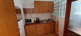 Nabízíme k pronájmu klimatizovanou, vybavenou kancelář se zá