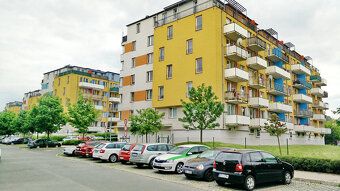 Nabízím k dlouhodobému pronájmu světlý byt 2+kk s balkonem o