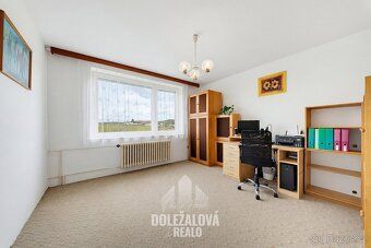 Ev.č. 00881 Prodej prostorného řadového rodinného domu 5+1 v