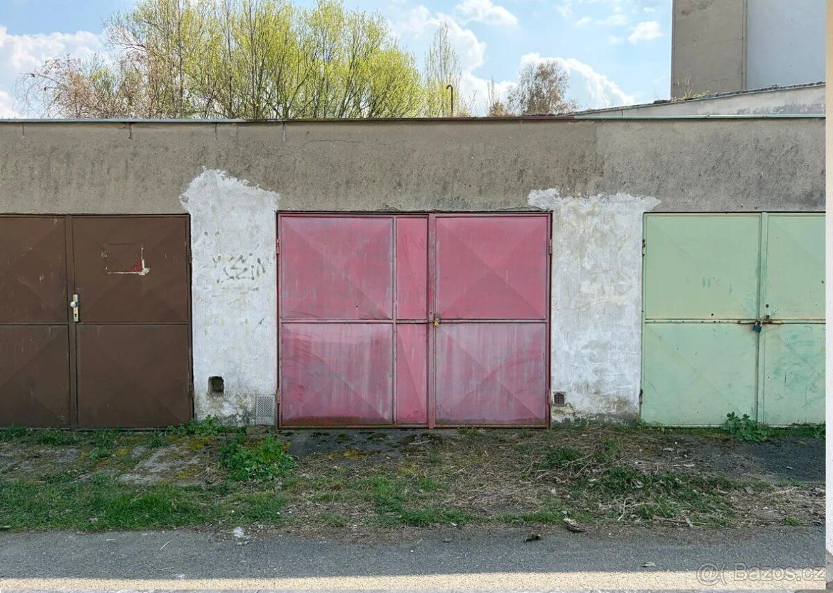 Prodám řadovou garáž o užitné ploše 18 m², situovanou v loka