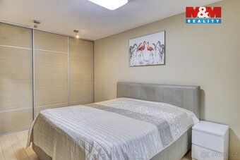 Nabízíme k prodeji prostorný světlý byt 4+kk o užitné ploše 