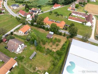 Společnost REALDOMUS Vám zprostředkuje prodej pozemku v obci