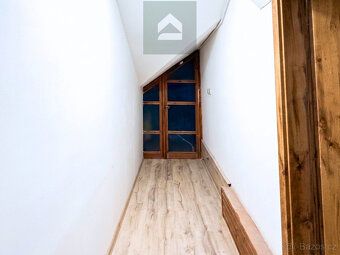 Nabízíme k pronájmu útulný podkrovní byt o užitné ploše 42 m