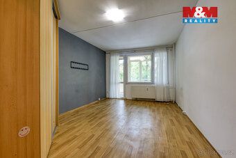 Nabízíme k pronájmu prostorný byt o dispozici 3+1 s lodžií v