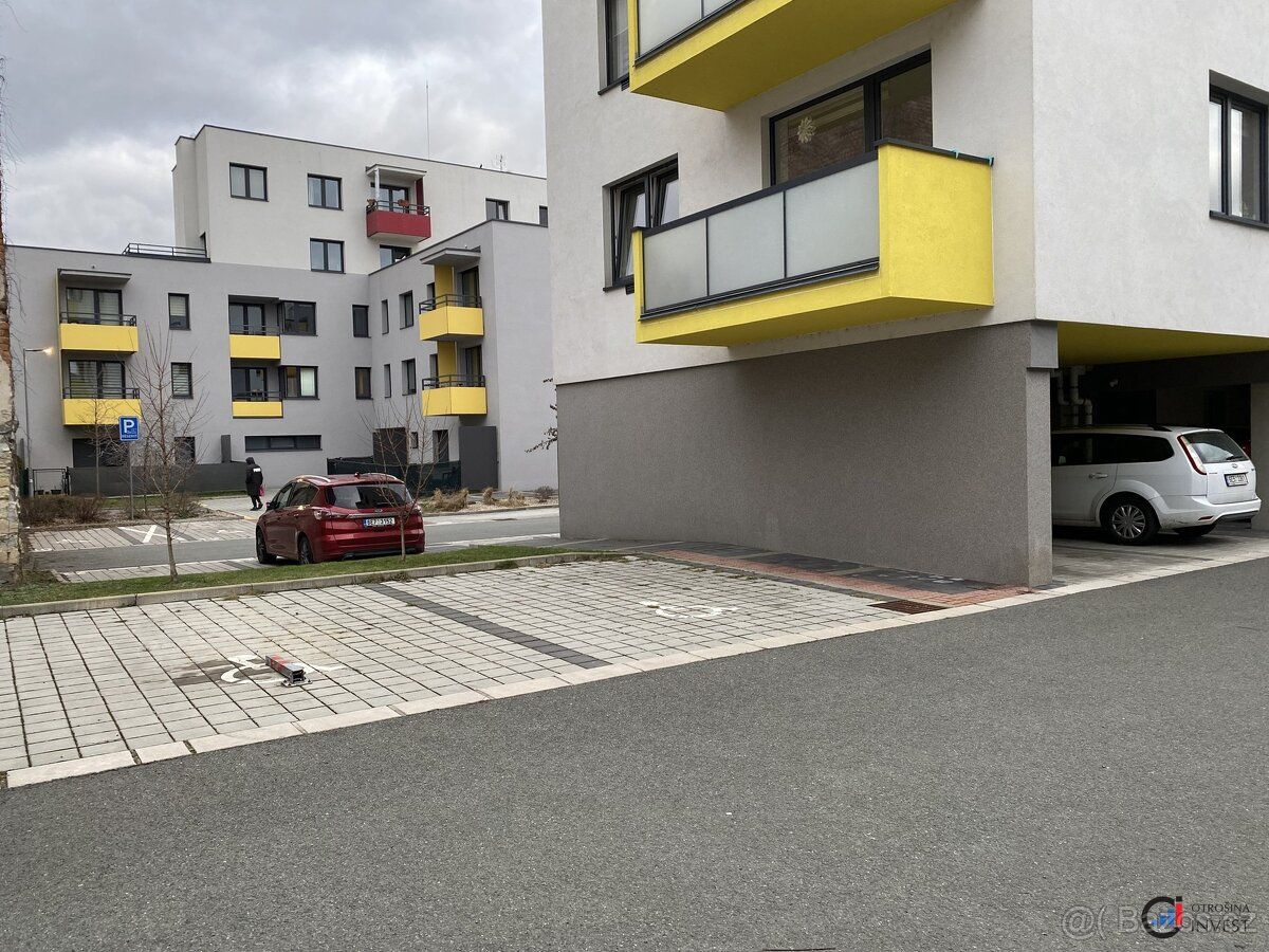 Ev.č. 00881 Nabízíme k pronájmu parkovací stání v centru měs