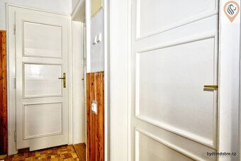 Kouzelné bydlení na Vinohradech: Útulné 2+kk ve vile se zahr