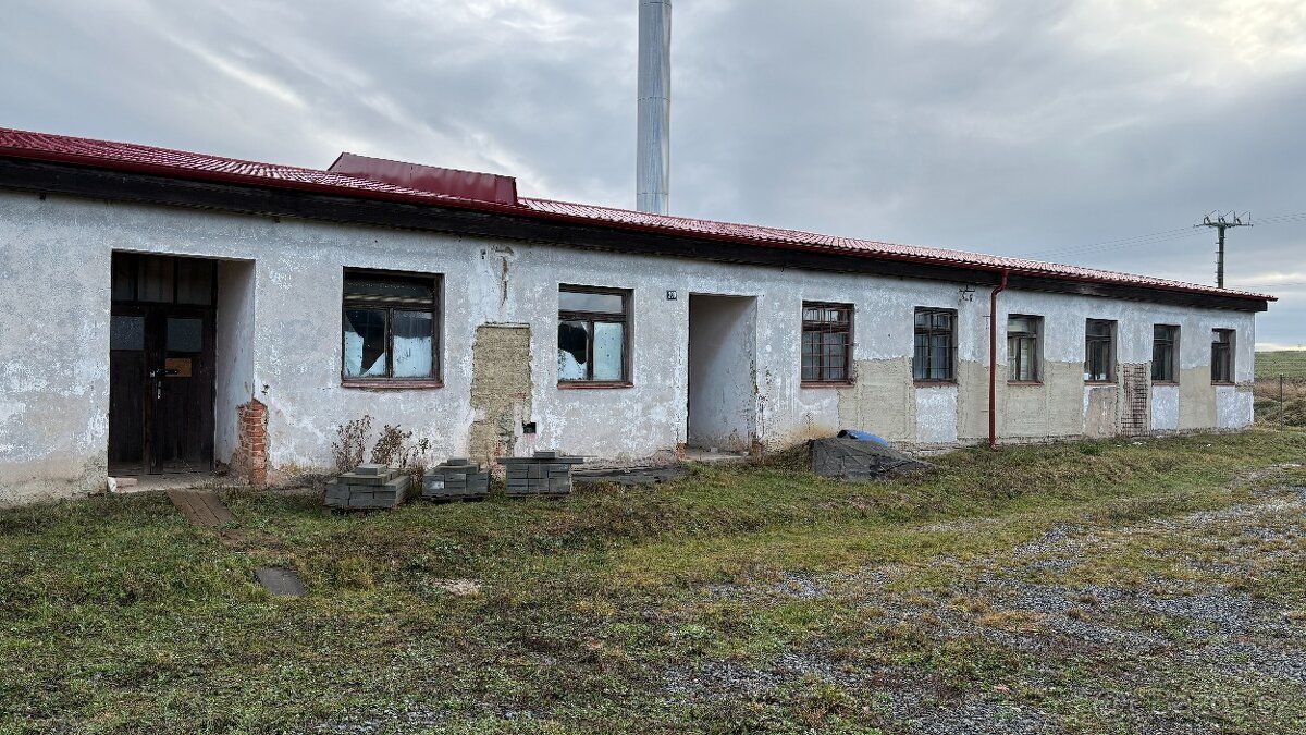 Nabízím k pronájmu komerční a skladové prostory v obci Chráš
