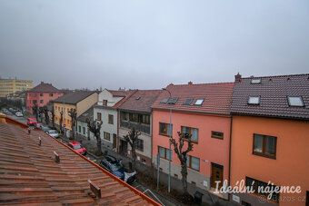 K dlouhodobému podnájmu nabízíme útulný podkrovní byt o disp