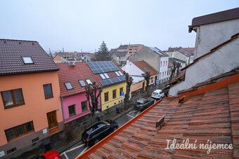 K dlouhodobému podnájmu nabízíme útulný podkrovní byt o disp