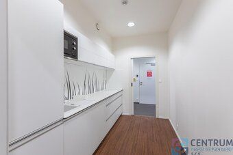 Nabízíme k pronájmu světlé kancelářské prostory o výměře 116