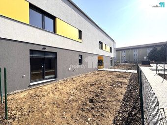 + zálohy na energie a služby 2.300,-Kč/měsíc, elektřina na n