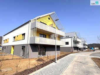 + zálohy na energie a služby 2.300,-Kč/měsíc, elektřina na n