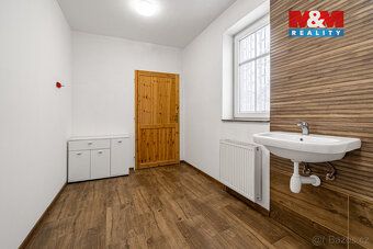 Nabízíme k prodeji rodinný dům o dispozici 5+1 a užitné ploš