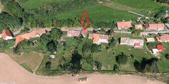Venkovská chalupa s bývalou stodolou, dvorem a zahradou. Del